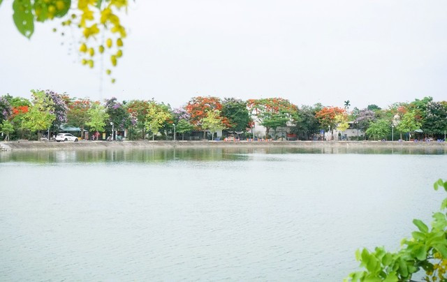 Dù đứng ở đâu trong công viên, con đường hoa quanh hồ cũng tạo nên cảnh sắc đẹp lung linh Dù đứng ở đâu trong công viên, con đường hoa quanh hồ cũng tạo nên cảnh sắc đẹp lung linh