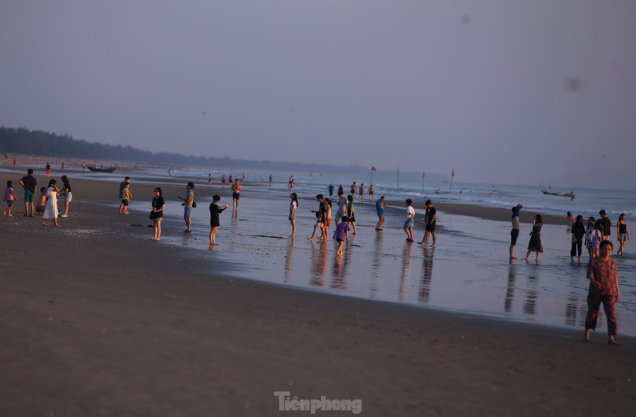 Nhiều người khác tranh thủ dạo bộ, tận hưởng không khí trong lành lúc bình minh.