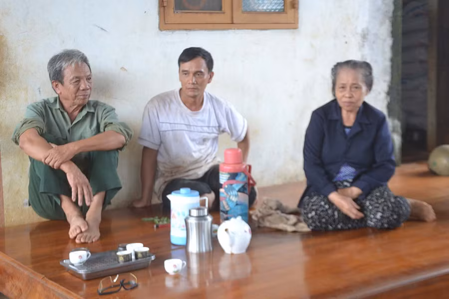 Ông Nguyễn Văn Hoài (bìa trái, thôn 1, xã Nghĩa Hưng, huyện Chư Păh) cùng vợ con. Ảnh: H.C