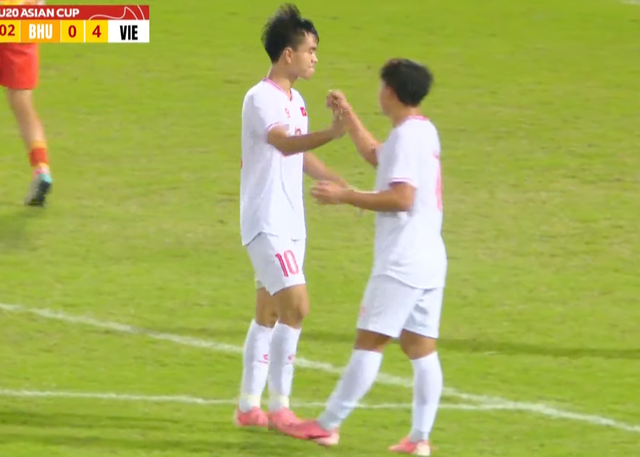 Công Phương (10) lập cú đúp bàn thắng và kiến tạo Công Phương (10) lập cú đúp bàn thắng và kiến tạo