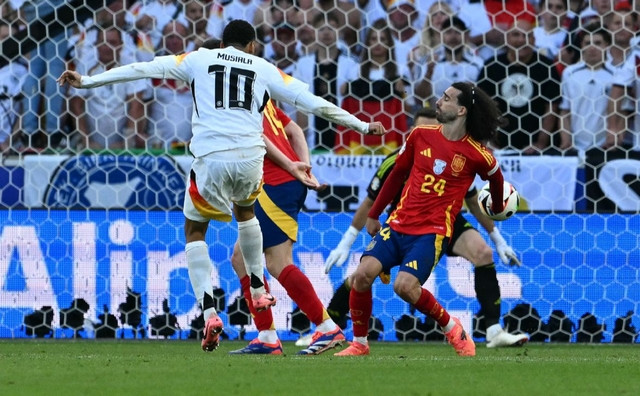 Bóng chạm tay Marc Cucurella sau cú sút của Jamal Musiala Bóng chạm tay Marc Cucurella sau cú sút của Jamal Musiala