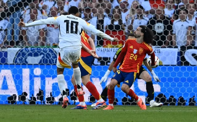 Bóng chạm tay Marc Cucurella sau cú sút của Jamal Musiala