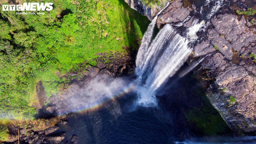 Thác K50 có lượng nước nhiều, chảy theo chiều thẳng đứng một góc 90 độ, nên tạo sương mù và cầu vồng quanh năm. Thác K50 có lượng nước nhiều, chảy theo chiều thẳng đứng một góc 90 độ, nên tạo sương mù và cầu vồng quanh năm.