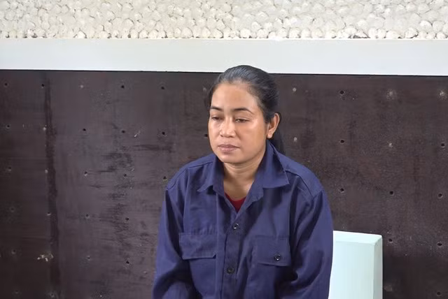 Nghi phạm Thạch Thị Siêne tại cơ quan công an. Ảnh: NAM LONG