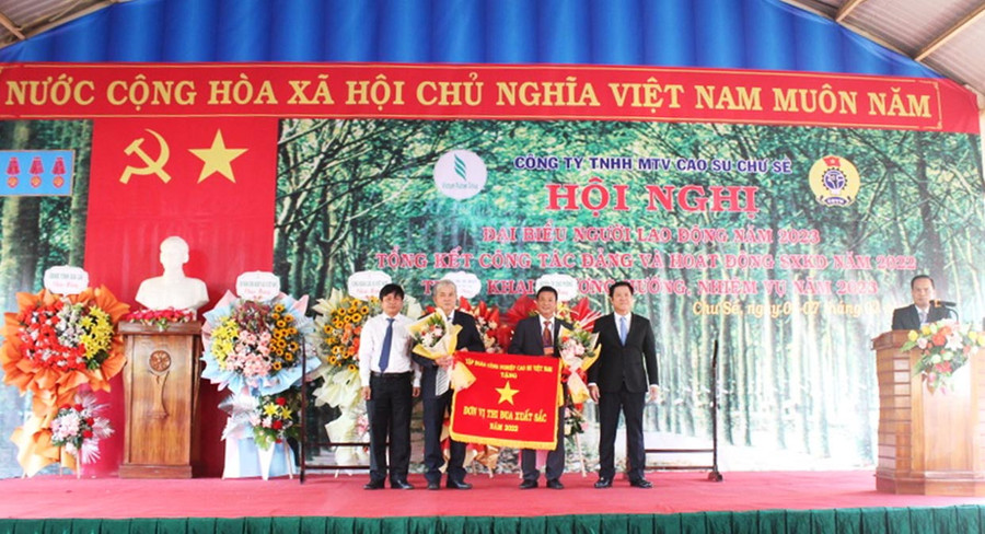 Tổng giám đốc Tập đoàn Công nghiệp Cao su Việt Nam tặng Cờ thi đua xuất sắc cho Tập thể Công ty. Ảnh: Nguyễn Diệp Tổng giám đốc Tập đoàn Công nghiệp Cao su Việt Nam tặng Cờ thi đua xuất sắc cho Tập thể Công ty. Ảnh: Nguyễn Diệp