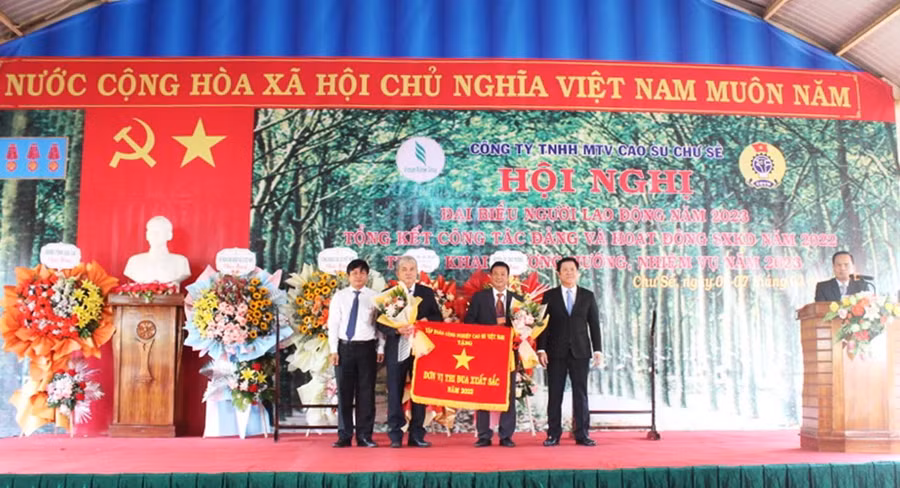 Tổng giám đốc Tập đoàn Công nghiệp Cao su Việt Nam tặng Cờ thi đua xuất sắc cho Tập thể Công ty. Ảnh: Nguyễn Diệp