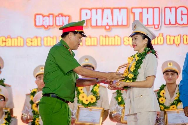 Phạm Thị Ngọc Anh được Công an TP.HCM tuyên dương là "Gương mặt trẻ công an thành phố tiêu biểu" năm 2024. Ảnh: THANH NAM Phạm Thị Ngọc Anh được Công an TP.HCM tuyên dương là "Gương mặt trẻ công an thành phố tiêu biểu" năm 2024. Ảnh: THANH NAM