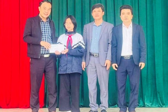 Nữ sinh được tuyên dương và tặng quà vì nhặt được vàng đã trả lại người đánh rơi.