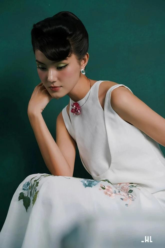 Những dây hoa leo nở rộ trên nền vải màu pastel nhẹ nhàng, phom dáng suông nhẹ được làm mới bằng cấu trúc hai lớp layer với phần cổ yếm duyên dáng khó rời mắt