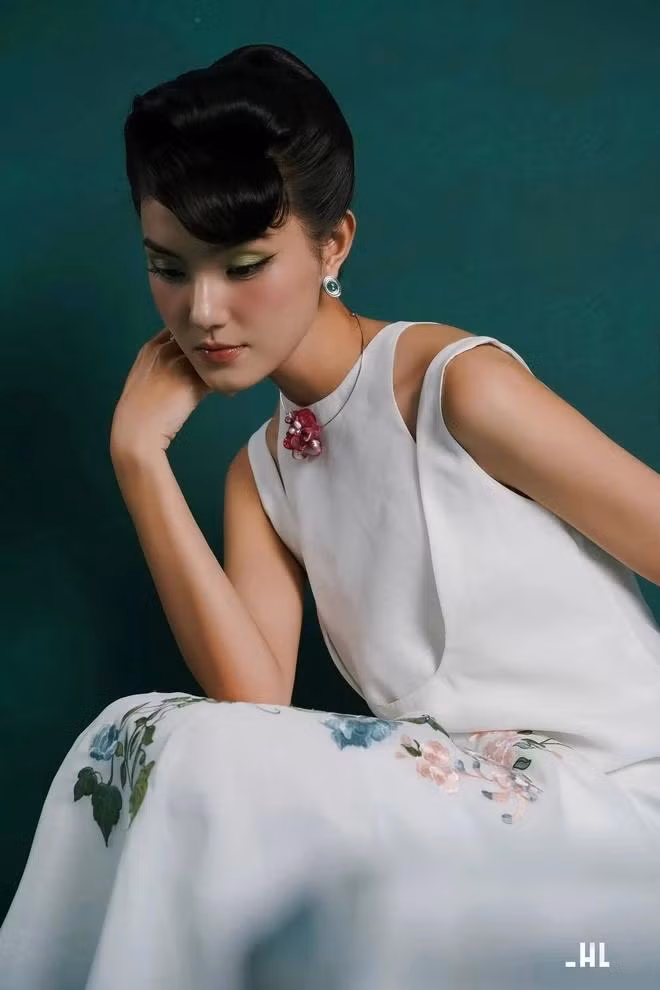 Những dây hoa leo nở rộ trên nền vải màu pastel nhẹ nhàng, phom dáng suông nhẹ được làm mới bằng cấu trúc hai lớp layer với phần cổ yếm duyên dáng khó rời mắt