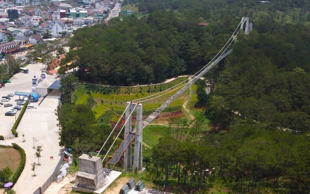 Cầu đáy kính trong KDL Thung lũng Tình yêu sẽ tiếp tục hoàn thiện để phục vụ du khách. Ảnh: LG Cầu đáy kính trong KDL Thung lũng Tình yêu sẽ tiếp tục hoàn thiện để phục vụ du khách. Ảnh: LG