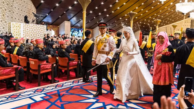 Hoàng tử Mateen là con trai thứ 4 và là con thứ 10 của Quốc vương Hassanal Bolkiah. Còn cô Anisha là cháu gái của ông Pehin dato Isa, cố vấn đặc biệt của Quốc vương Brunei.