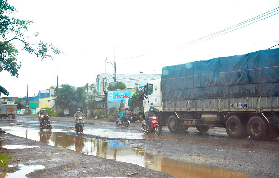 Mặt đường quốc lộ 19 (đoạn qua địa bàn huyện Đak Đoa) thi công dở dang tiềm ẩn nguy cơ xảy ra tai nạn giao thông. Ảnh: M.P