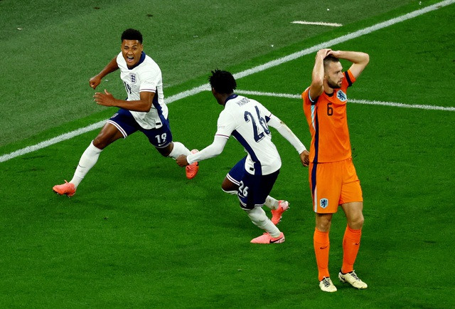 Hàng thủ Hà Lan ôm đầu không hiểu chuyện gì xảy ra Hàng thủ Hà Lan ôm đầu không hiểu chuyện gì xảy ra