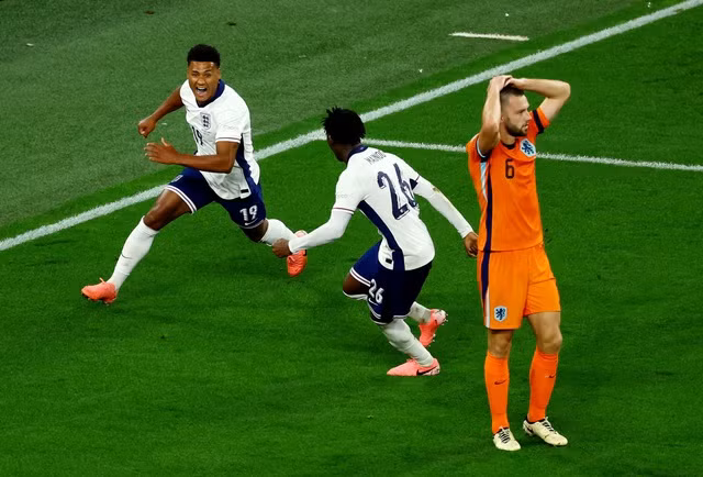 Hàng thủ Hà Lan ôm đầu không hiểu chuyện gì xảy ra