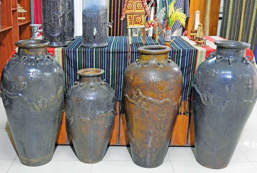 Bộ ché của Tiến sĩ Lưu Hồng Sơn sưu tập có trang trí hình tượng rồng. Ảnh: T.N Bộ ché của Tiến sĩ Lưu Hồng Sơn sưu tập có trang trí hình tượng rồng. Ảnh: T.N