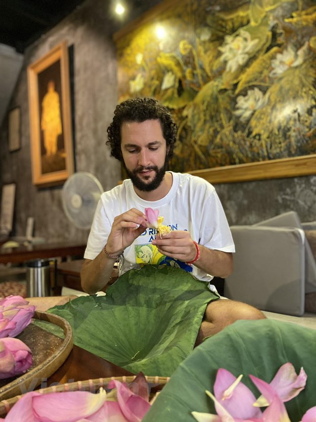 Khách quốc tế thích thú trải nghiệm làm trà sen sớm ở Hà Nội. (Ảnh: Mai Mai/Vietnam+) Khách quốc tế thích thú trải nghiệm làm trà sen sớm ở Hà Nội. (Ảnh: Mai Mai/Vietnam+)