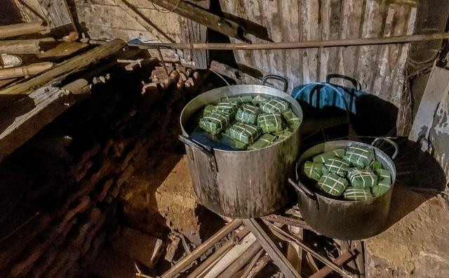 Mùng 3 tết thầy, chúng tôi nhớ tới chiếc bánh chưng cuối cùng tặng cô giáo... ẢNH: BẢO VY