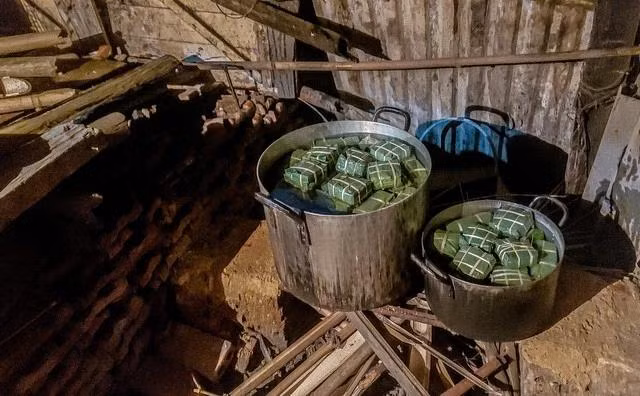 Mùng 3 tết thầy, chúng tôi nhớ tới chiếc bánh chưng cuối cùng tặng cô giáo... ẢNH: BẢO VY