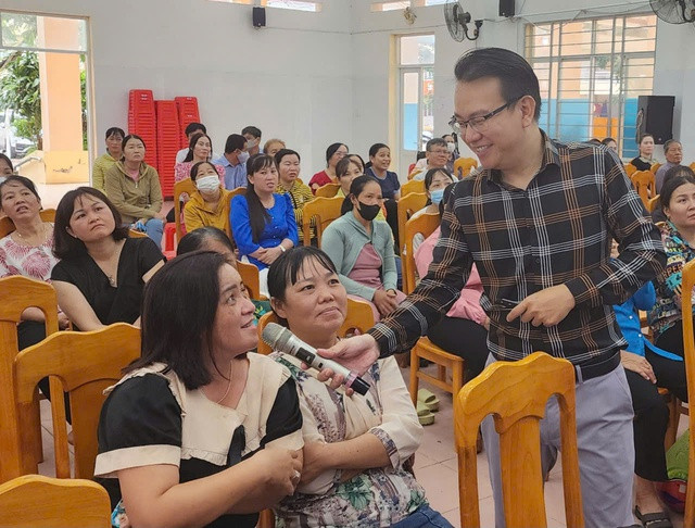 Phụ huynh có con học THCS tham gia chương trình về định hướng nghề nghiệp hiệu quả.