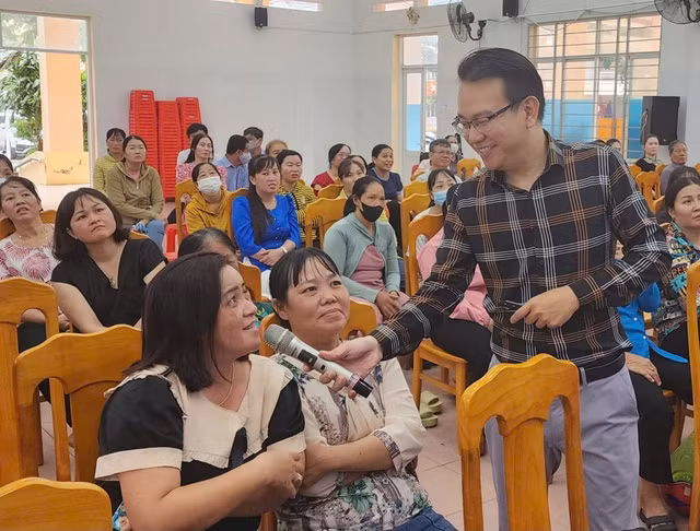 Phụ huynh có con học THCS tham gia chương trình về định hướng nghề nghiệp hiệu quả.