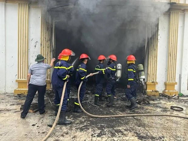 Lực lượng chữa cháy dập tắt đám cháy. (Nguồn: Báo Người Lao động)