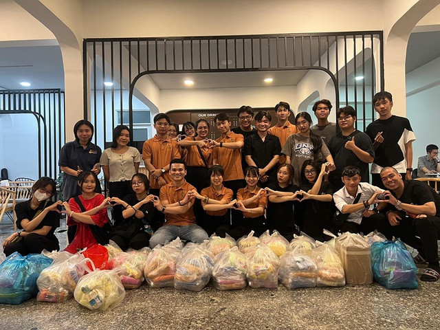 Nhóm Thiện Tâm do giảng viên trẻ Hoàng Viết Hiền đứng đầu, quy tụ nhiều sinh viên tham gia. Nhóm Thiện Tâm do giảng viên trẻ Hoàng Viết Hiền đứng đầu, quy tụ nhiều sinh viên tham gia.