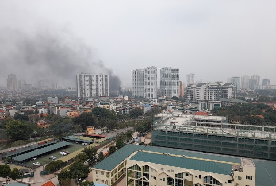 Sương mù sáng sớm có thể làm tích tụ lại các lớp khói bụi, làm gia tăng ô nhiễm không khí. (Ảnh: Hùng Võ/Vietnam+) Sương mù sáng sớm có thể làm tích tụ lại các lớp khói bụi, làm gia tăng ô nhiễm không khí. (Ảnh: Hùng Võ/Vietnam+)