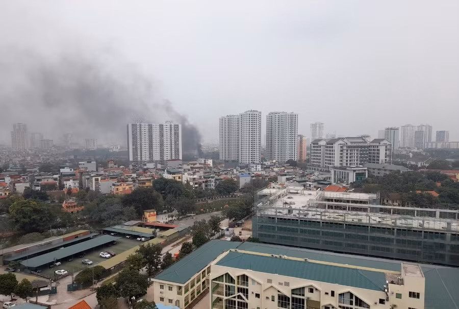 Sương mù sáng sớm có thể làm tích tụ lại các lớp khói bụi, làm gia tăng ô nhiễm không khí. (Ảnh: Hùng Võ/Vietnam+)