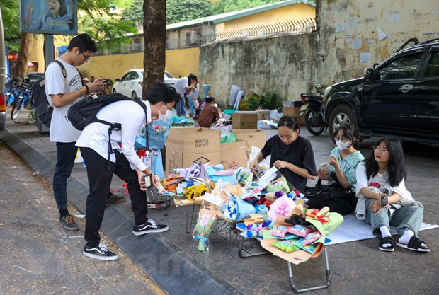 Các quầy bán hoa, quà tặng tự phát tại một số cổng trường đại học phục vụ cho các bạn sinh viên. (Ảnh: Minh Hiếu/Vietnam+) Các quầy bán hoa, quà tặng tự phát tại một số cổng trường đại học phục vụ cho các bạn sinh viên. (Ảnh: Minh Hiếu/Vietnam+)