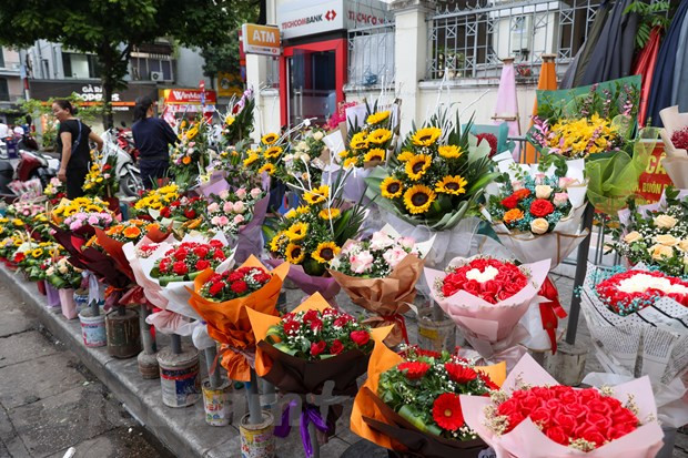 Theo ghi nhận, thị trường hoa tươi phục vụ cho lễ 20/10 năm nay đa dạng về màu sắc và phong phú về chủng loại. (Ảnh: Minh Hiếu/Vietnam+) Theo ghi nhận, thị trường hoa tươi phục vụ cho lễ 20/10 năm nay đa dạng về màu sắc và phong phú về chủng loại. (Ảnh: Minh Hiếu/Vietnam+)