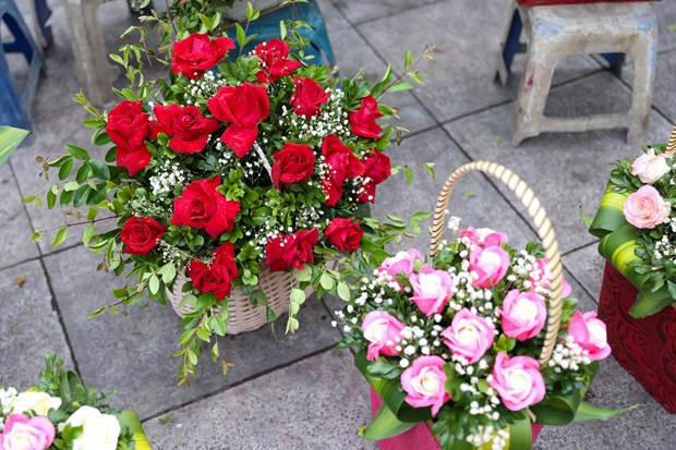 Hoa hồng vẫn là mặt hàng bán chủ đạo trong mùa lễ năm nay. (Ảnh: Minh Hiếu/Vietnam+) Hoa hồng vẫn là mặt hàng bán chủ đạo trong mùa lễ năm nay. (Ảnh: Minh Hiếu/Vietnam+)