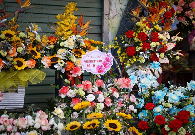 Lẵng, bó hoa hồng ngoại nhập lên đến cả triệu đồng.. (Ảnh: Minh Hiếu/Vietnam+) Lẵng, bó hoa hồng ngoại nhập lên đến cả triệu đồng.. (Ảnh: Minh Hiếu/Vietnam+)