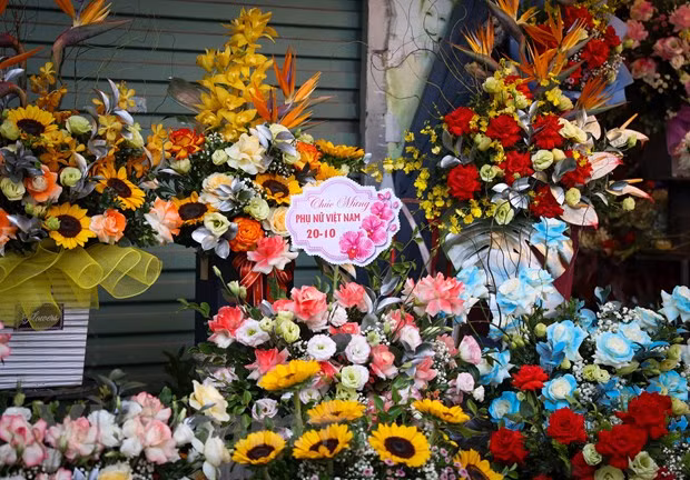 Lẵng, bó hoa hồng ngoại nhập lên đến cả triệu đồng.. (Ảnh: Minh Hiếu/Vietnam+) Lẵng, bó hoa hồng ngoại nhập lên đến cả triệu đồng.. (Ảnh: Minh Hiếu/Vietnam+)