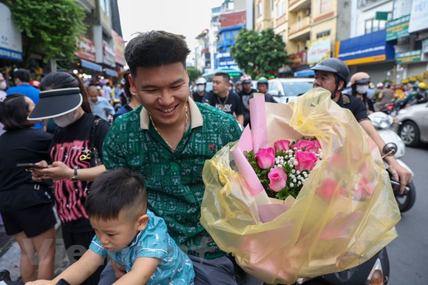 Anh Minh Hoàng (quận Hai Bà Trưng) đi mua hoa sớm tặng vợ cùng con. Anh cho biết mua hoa ngày này có đắt hơn ngày thường nhưng cũng không thành vấn đề, miễn là 'vợ mình vui.' (Ảnh: Minh Hiếu/Vietnam+) Anh Minh Hoàng (quận Hai Bà Trưng) đi mua hoa sớm tặng vợ cùng con. Anh cho biết mua hoa ngày này có đắt hơn ngày thường nhưng cũng không thành vấn đề, miễn là 'vợ mình vui.' (Ảnh: Minh Hiếu/Vietnam+)
