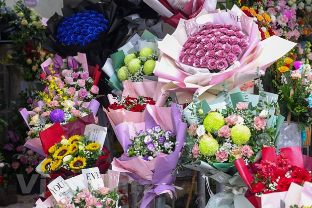 Những bó hoa rực rỡ đủ sắc màu. (Ảnh: Minh Hiếu/Vietnam+) Những bó hoa rực rỡ đủ sắc màu. (Ảnh: Minh Hiếu/Vietnam+)