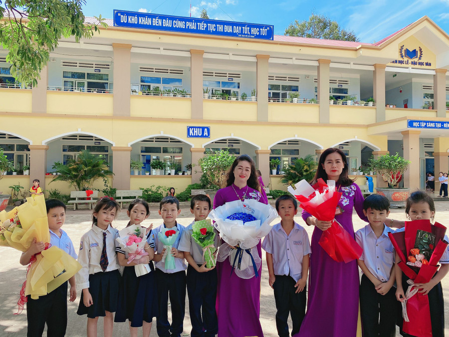 Cô và trò Trường Tiểu học thị trấn Phú Hòa (huyện Chư Păh) luôn gần gũi, gắn bó, giữ vững những chuẩn mực văn hóa về ứng xử trong trường học. Ảnh: Đinh Yến