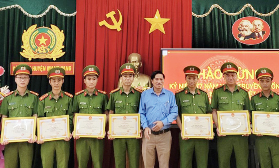 Chủ tịch UBND huyện Mang Yang khen thưởng cho tập thể, cá nhân Công an huyện vì đã có thành tích xuất sắc trong đấu tranh hiệu quả các vụ trộm cắp tài sản xảy ra trên địa bàn. Ảnh: R&apos;Ô HOK