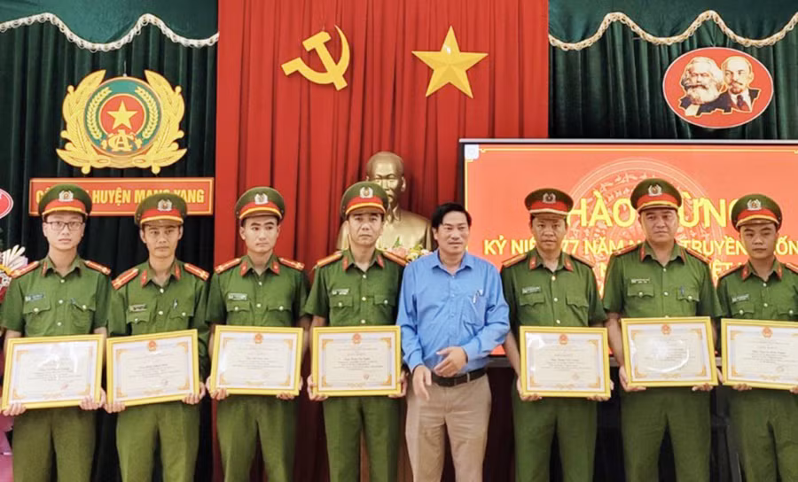 Chủ tịch UBND huyện Mang Yang khen thưởng cho tập thể, cá nhân Công an huyện vì đã có thành tích xuất sắc trong đấu tranh hiệu quả các vụ trộm cắp tài sản xảy ra trên địa bàn. Ảnh: R'Ô HOK
