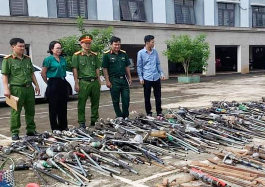 Hội đồng tiến hành tiêu hủy vũ khí, vật liệu nổ. Ảnh: Thiện Minh Hội đồng tiến hành tiêu hủy vũ khí, vật liệu nổ. Ảnh: Thiện Minh