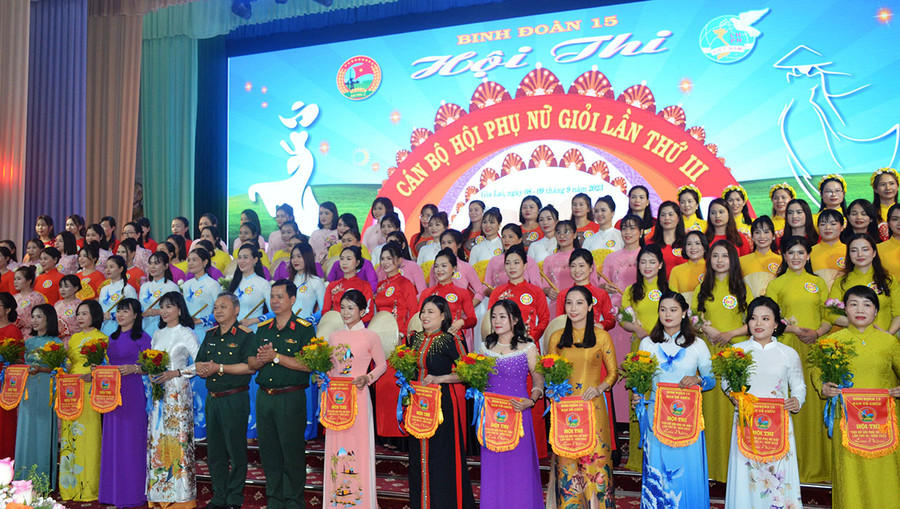 Lãnh đạo Binh đoàn 15 tặng hoa và cờ chúc mừng các đội dự thi. Ảnh: V.H Lãnh đạo Binh đoàn 15 tặng hoa và cờ chúc mừng các đội dự thi. Ảnh: V.H