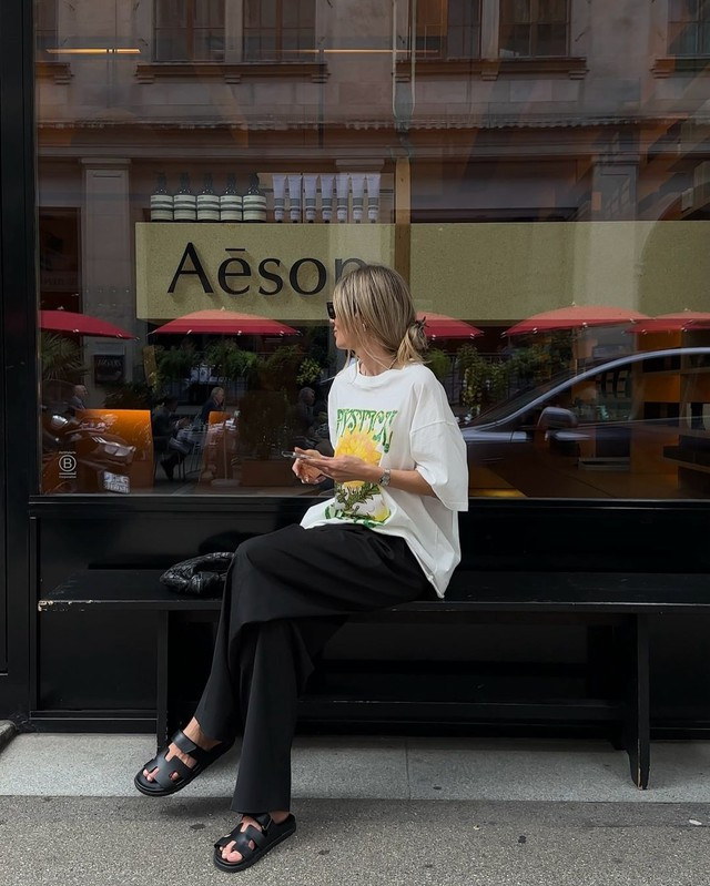 Tất nhiên, áo thun luôn là một lựa chọn hàng đầu cho phong cách ăn mặc giản dị bởi chất liệu vải và kích thước của nó. Ảnh @idaheritier Tất nhiên, áo thun luôn là một lựa chọn hàng đầu cho phong cách ăn mặc giản dị bởi chất liệu vải và kích thước của nó. Ảnh @idaheritier