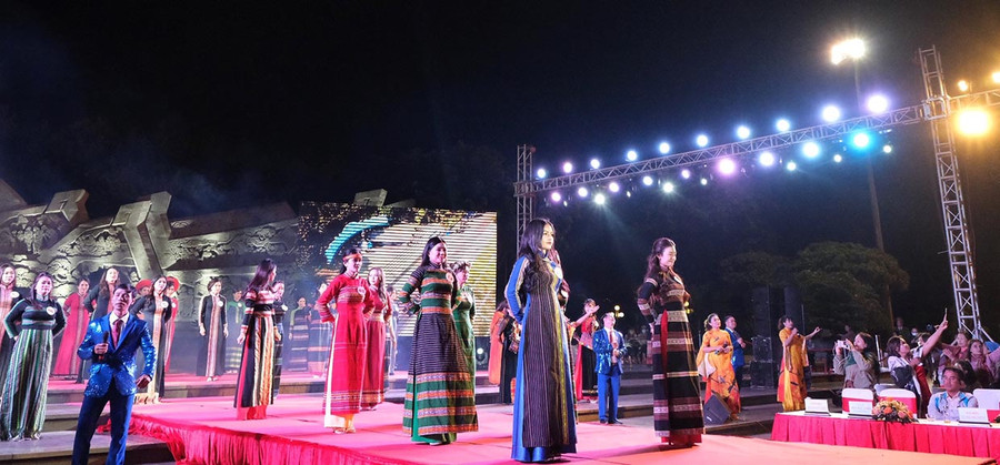 40 thiết kế áo dài thổ cẩm được phụ nữ Gia Lai trình diễn, giới thiệu. Ảnh: Hoàng Ngọc 40 thiết kế áo dài thổ cẩm được phụ nữ Gia Lai trình diễn, giới thiệu. Ảnh: Hoàng Ngọc