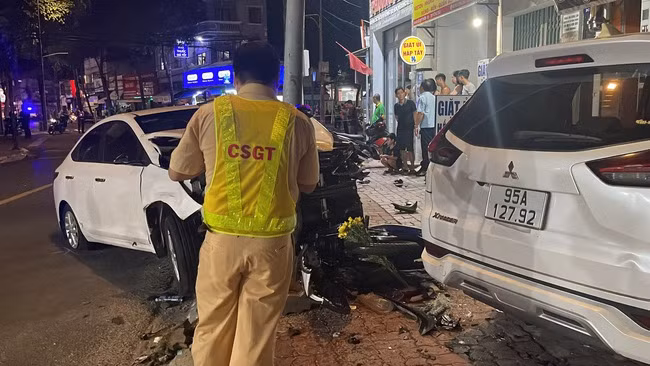 Ô tô tông vào trụ đèn rồi mới dừng lại