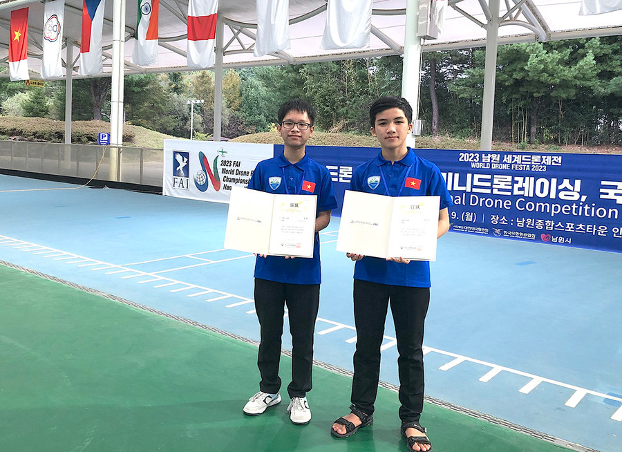 Em Võ Đăng Tuệ (bìa phải) và người bạn cùng lớp Nguyễn Minh Hiếu (Trường THPT Chi Lăng) đã đạt khuyến khích và giải ba tại Cuộc thi lập trình Drone quốc tế FAI 2023 (ảnh nhân vật cung cấp). Em Võ Đăng Tuệ (bìa phải) và người bạn cùng lớp Nguyễn Minh Hiếu (Trường THPT Chi Lăng) đã đạt khuyến khích và giải ba tại Cuộc thi lập trình Drone quốc tế FAI 2023 (ảnh nhân vật cung cấp).