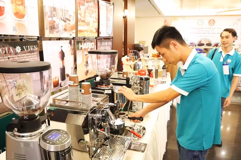 Một thí sinh dự thi chuẩn bị máy móc và nguyên liệu để bước vào vòng thi chung khảo.