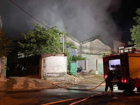 Đến 4 giờ 30 sáng cùng ngày, khói lớn vẫn đang bốc lên ngùn ngụt.