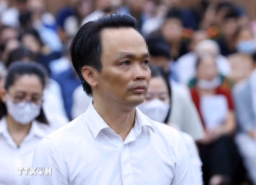 Bị cáo Trịnh Văn Quyết (cựu Chủ tịch Hội đồng quản trị Tập đoàn FLC, Chủ tịch Công ty Cổ phần Hàng không Tre Việt) bị Tòa tuyên phạt 21 năm tù. (Ảnh: Phạm Kiên/TTXVN) Bị cáo Trịnh Văn Quyết (cựu Chủ tịch Hội đồng quản trị Tập đoàn FLC, Chủ tịch Công ty Cổ phần Hàng không Tre Việt) bị Tòa tuyên phạt 21 năm tù. (Ảnh: Phạm Kiên/TTXVN)