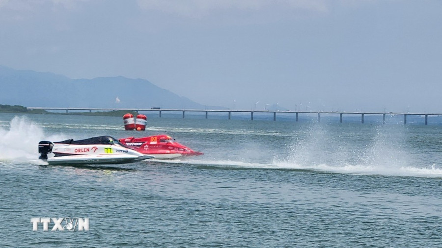 Các tay đua thi đấu ở chặng nước rút trong Giải vô địch thế giới thuyền máy nhà nghề UIM F1H2O ở Quy Nhơn, BÌnh ĐỊnh. (Ảnh: Sỹ Thắng/ TTXVN) Các tay đua thi đấu ở chặng nước rút trong Giải vô địch thế giới thuyền máy nhà nghề UIM F1H2O ở Quy Nhơn, BÌnh ĐỊnh. (Ảnh: Sỹ Thắng/ TTXVN)