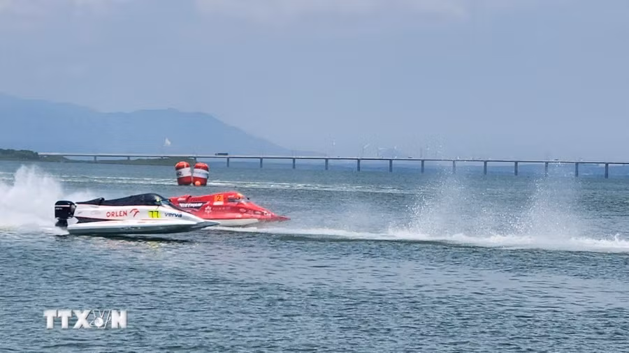 Các tay đua thi đấu ở chặng nước rút trong Giải vô địch thế giới thuyền máy nhà nghề UIM F1H2O ở Quy Nhơn, BÌnh ĐỊnh. (Ảnh: Sỹ Thắng/ TTXVN)